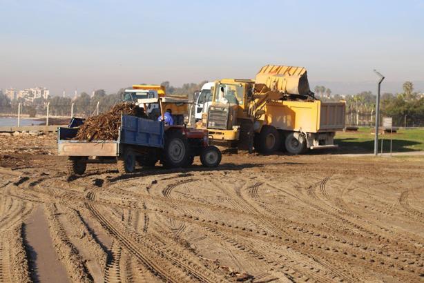 Akdeniz’de sel sularının etkileri temizleniyor