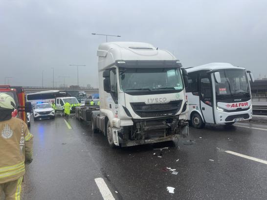 İstanbul- Başakşehir'de TIR, otomobile arkadan çarptı -1