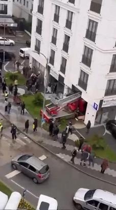 İstanbul - Büyükçekmece'de vinç diş polikliniğine girdi -1