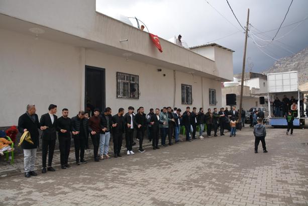 Silopi’de askere gidecek gençler için halaylı uğurlama