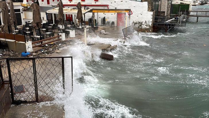 Bodrum’da feribot seferlerine fırtına engeli