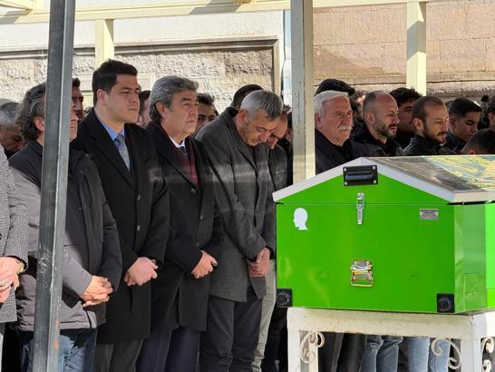 Şarampole yuvarlanan otomobilde ölen Kadir, toprağa verildi