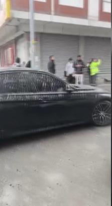 İstanbul- Sultangazi'de beton pompasının borusu patladı; 2 apartman ve 3 araç betonla kaplandı