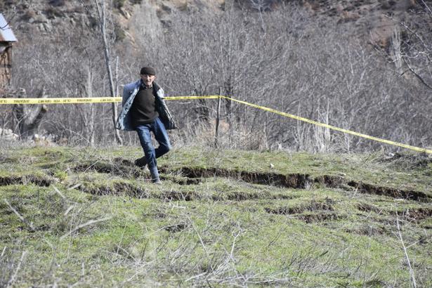 Heyelan yaşanan köyde detaylı inceleme, tahliye gündemde / Ek fotoğraflar