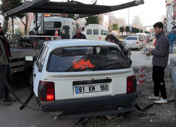 Önündeki araca çarpmamak için sürücüsünün ani manevra yaptığı otomobil yan yattı