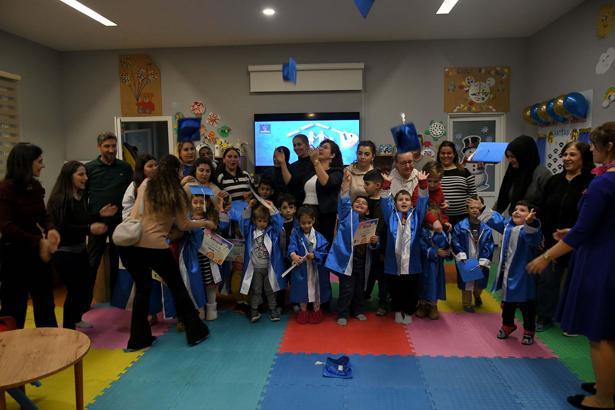 Kuşadası'nda Anne Baba Çocuk Merkezi'nde 32. dönem mezuniyet heyecanı yaşandı