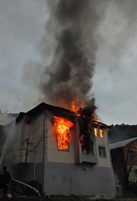 2 katlı ev, alev alev yandı