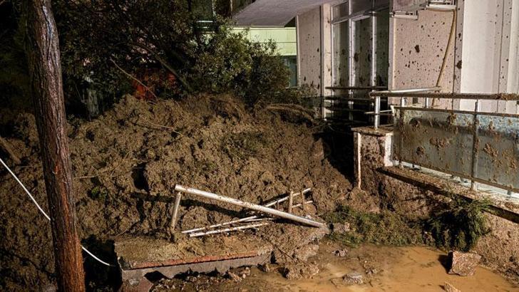 Manisa’da heyelan; sitenin istinat duvarı çöktü
