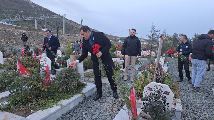 Hatay’da depremde hayatını kaybedenler, mezarları başında anıldı