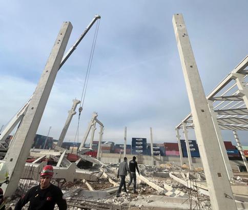 Mersin’de inşaat şantiyesinde duvar çöktü: 3 yaralı