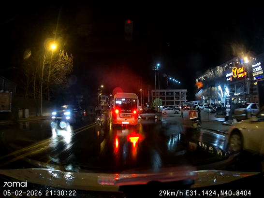 Halk otobüsünün motosiklete çarptığı kaza kamerada; 1 yaralı