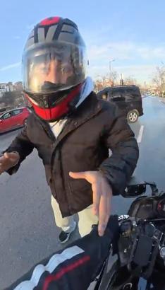 İstanbul - Kağıthane’de trafikte motosiklet sürücüsünün önünü kesip darbettiler: Erkeksen karakola gel