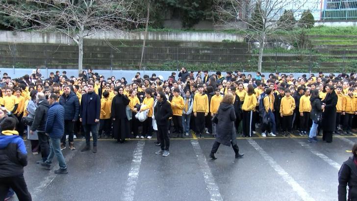 İstanbul'daki okullarda 6 Şubat depremlerinin 3'üncü yılında bir dakikalık saygı duruşu