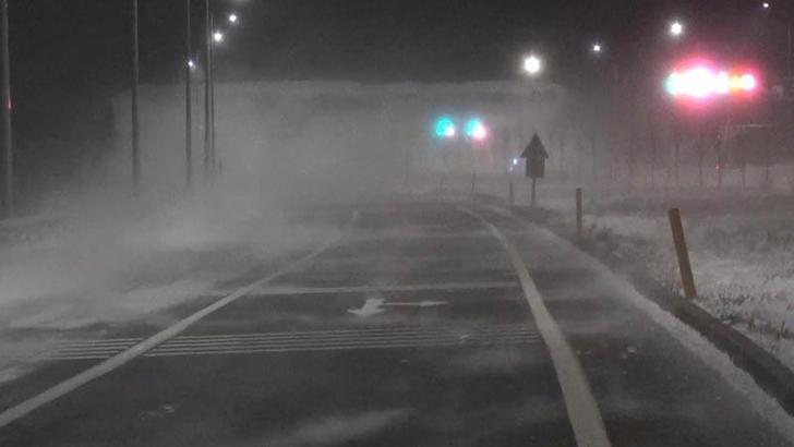 Ardahan'da etkili olan tipi Çıldır-Aktaş Sınır Kapısı yolunda ulaşımı aksattı