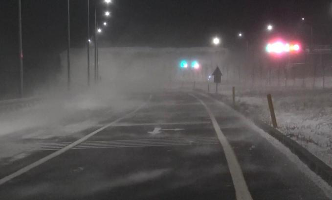 Ardahan'da etkili olan tipi Çıldır-Aktaş Sınır Kapısı yolunda ulaşımı aksattı