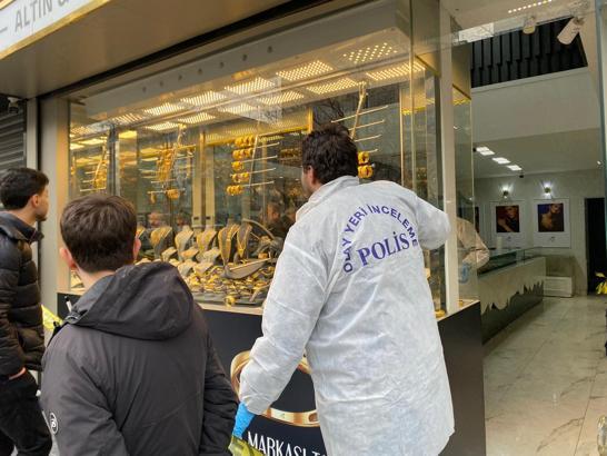 Kar maskeli şüpheliler, kuyumcu çalışanını darbedip 1 kiloya yakın altını alarak kaçtı