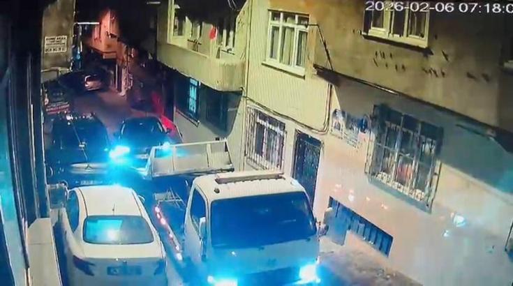 İstanbul - Esenler’de otomobilin yüklendiği çekici yokuştan kayıp 13 araca çarptı