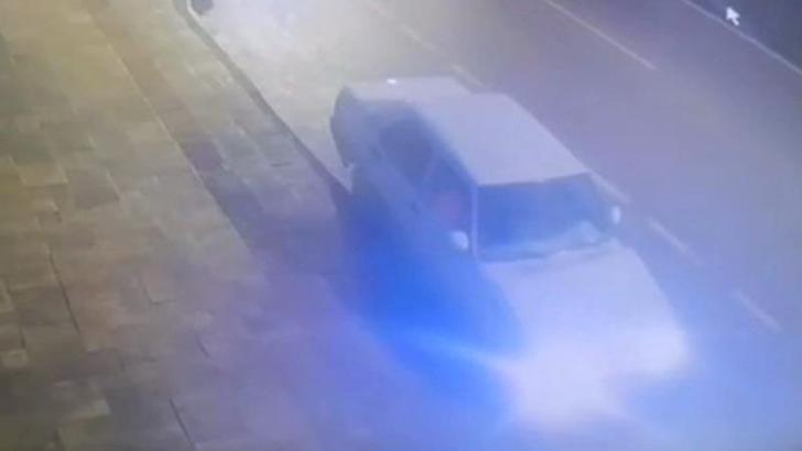 Kaldırıma çarptığı otomobilini park edip kaçan sürücü ehliyetsiz çıktı