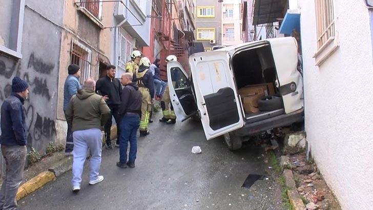 Beyoğlu'nda yokuştan kayan araç binaya çarptı: Ucuz atlattık