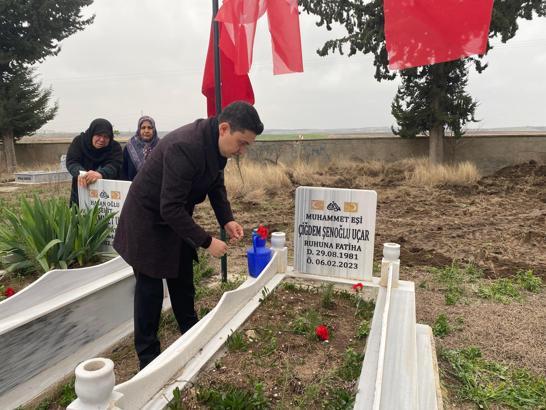 Hatay'da depremde ölen polis memuru, eşi ve çocukları dualarla anıldı