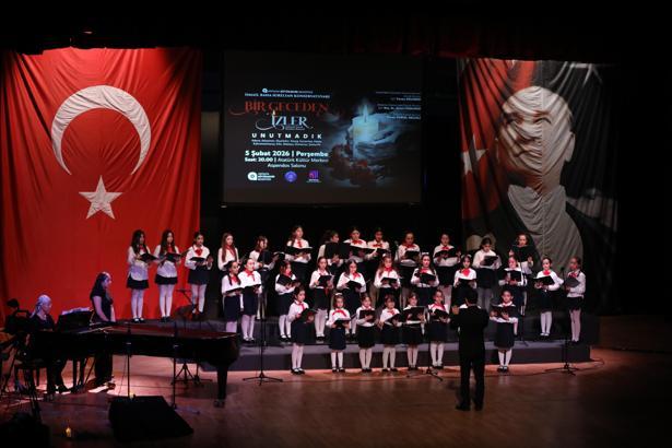 Minik kalpler depremde hayatını kaybedenleri andı