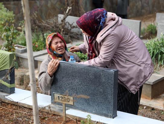 Gaziantep’te depremde ölenlerin mezarları başında hüzün; yakınları karanfil bıraktı
