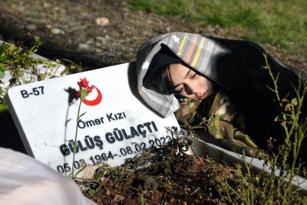 3 yıl öncesine kadar dizinde yattığı babaannesinin mezar taşına başını yaslayıp, geçmişi yad etti