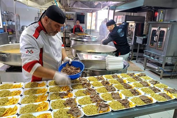 Depremde hayatını kaybedenler için 450 aileye yemek dağıtıldı