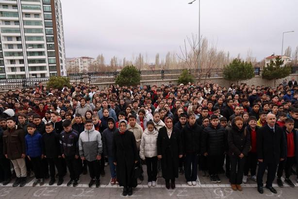 Niğde'de deprem şehitleri anıldı