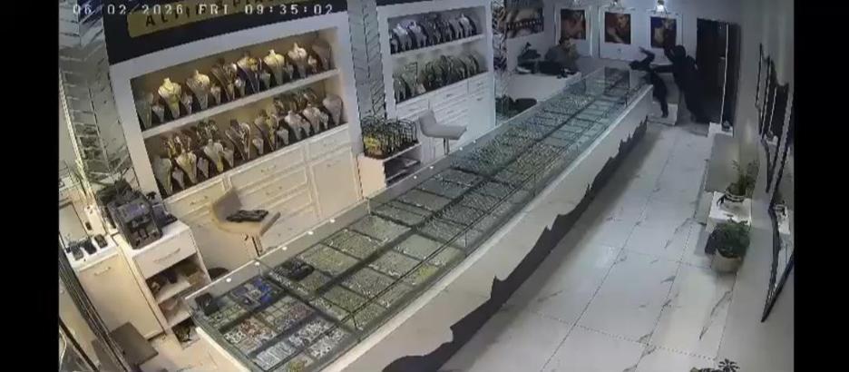 Kar maskeli şüpheliler, kuyumcu çalışanını darbedip 1 kiloya yakın altını alarak kaçtı (3)