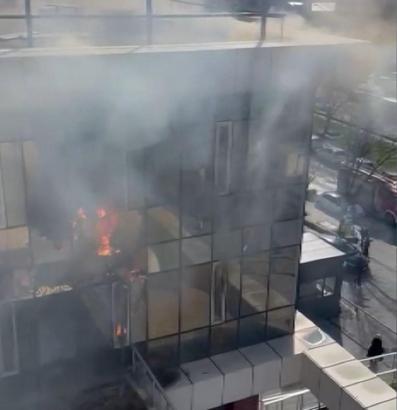 İstanbul- Bağcılar'da eskiden gece kulübü olarak kullanılan iş yeri alev alev yandı