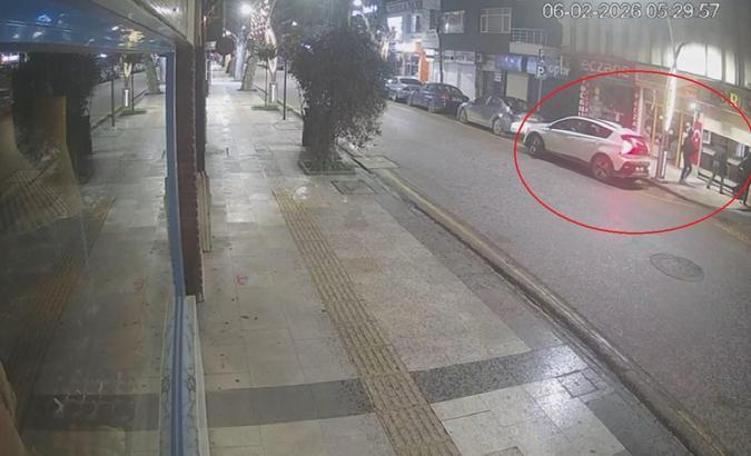 Kepenk kumandasını yedekledikleri kuyumcu dükkanına girip 1,5 kilo altını çaldılar