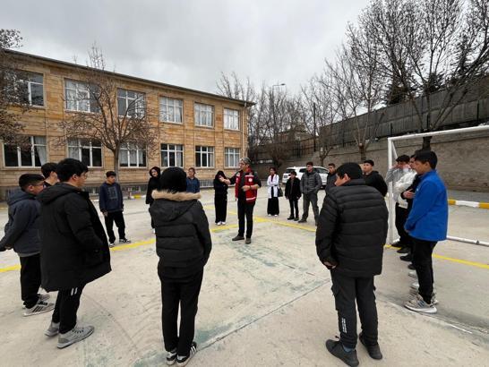 Nevşehir’de, depremlerin yıl dönümünde okullarda saygı duruşu