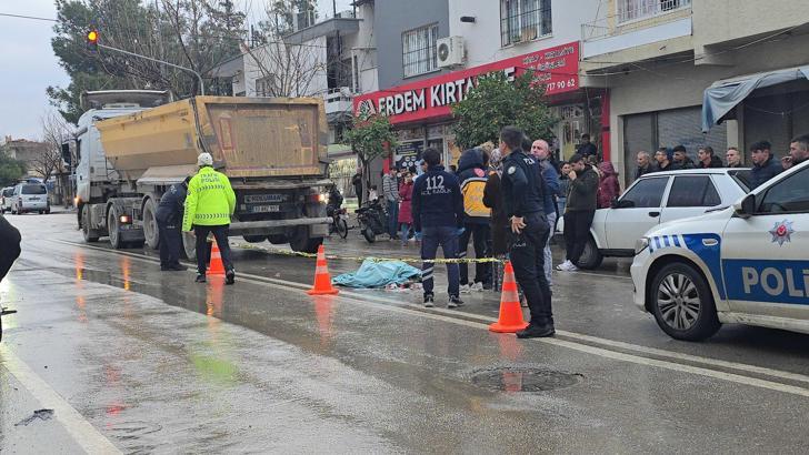 Yolun karşısına geçerken TIR’ın çarptığı yaya öldü; aynı yolda eşine de otomobil çarpmış