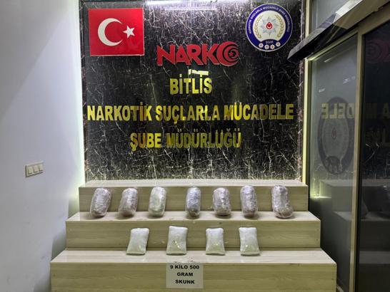 Bitlis'te iki araçta 17 kilo 500 gram skunk ele geçirildi; 2 tutuklama