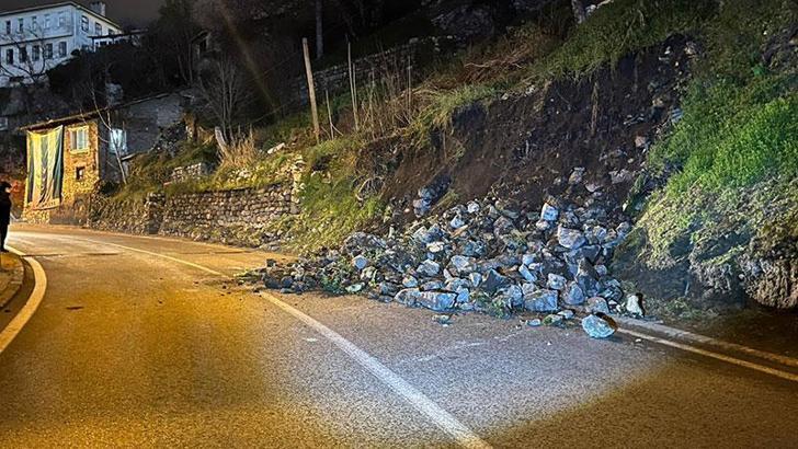 Bursa’da istinat duvarı çöktü; yol çift yönlü trafiğe kapatıldı