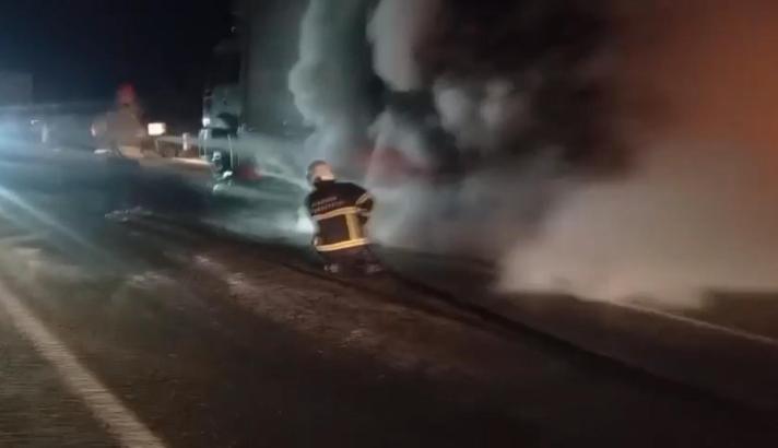 Mardin'de kamyonet alev alev yandı