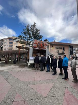 Sevdiği erkekle evlenince lokma dağıttırdı