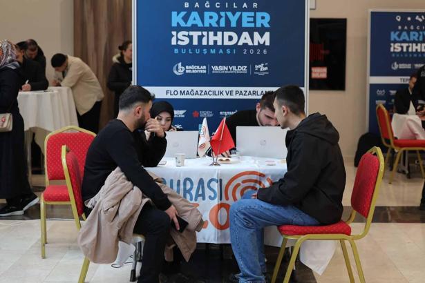 Bağcılar'da iş arayanlar ile iş verenler 'Kariyer Buluşmaları'nda bir araya geldi