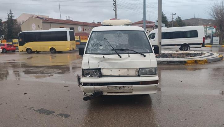 Aksaray’da minibüs ile elektrikli bisiklet çarpıştı: 2 yaralı