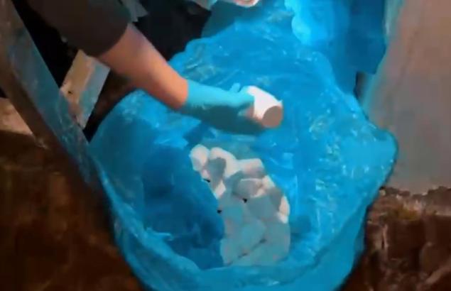 Çöp poşetlerinde uyuşturucu ele geçirildi; 2 tutuklama