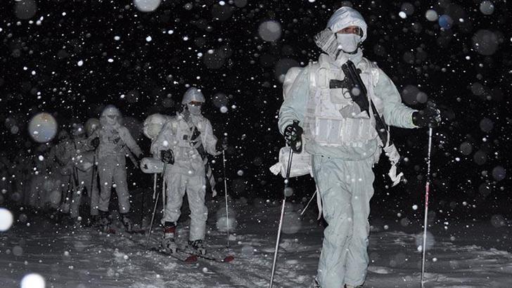 Mehmetçiğe derin karda muharebe ve çığda arama kurtarma kursu verildi