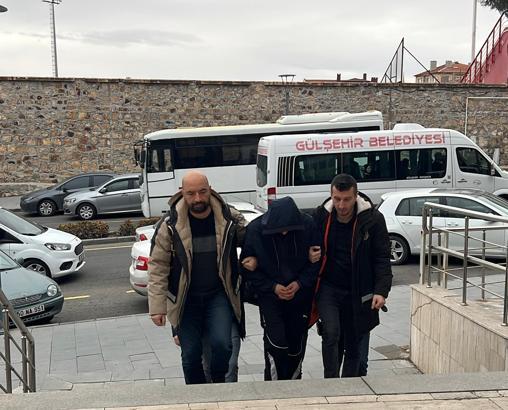 Emekli doktoru 650 bin dolarını alıp, dolandıran 5 şüpheli tutuklandı