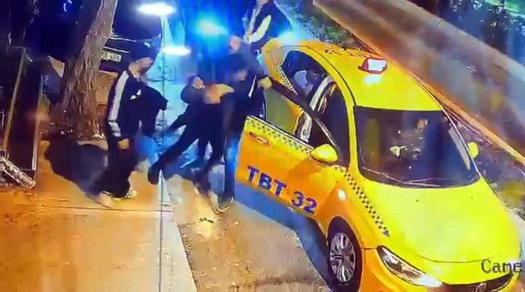 İstanbul - Avcılar'da 4 kişiden fazla yolcu kabul etmeyen taksi şoförünü tehdit etti, aracı tekmeledi