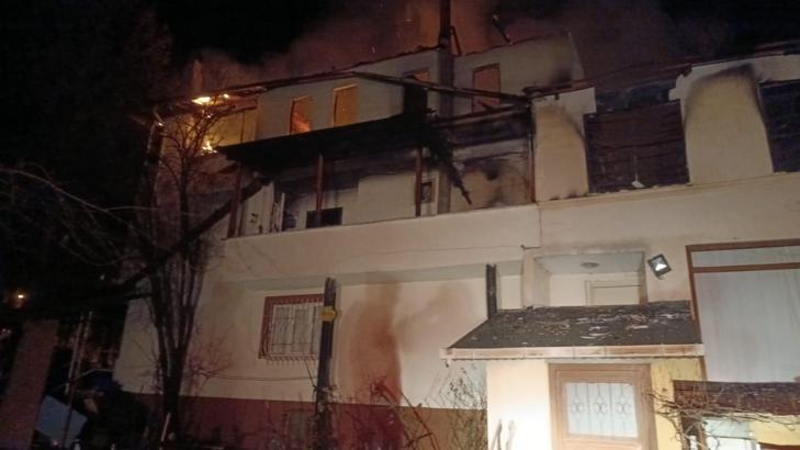 Köy muhtarının evi yandı