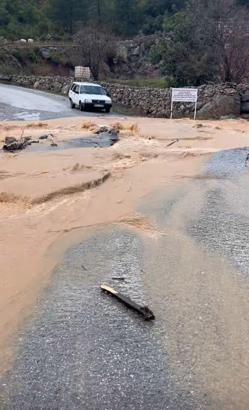 Yağışta zarar gören yol onarıldı