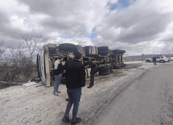 Kontrolden çıkan TIR devrildi