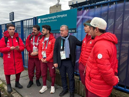 Bakan Bak İtalya’da milli sporcuları ziyaret etti