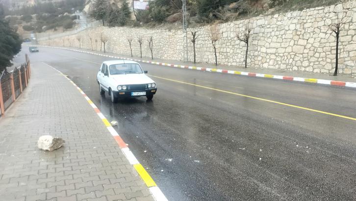 Dağdan kopan kaya, mahalledeki trafoya çarptı