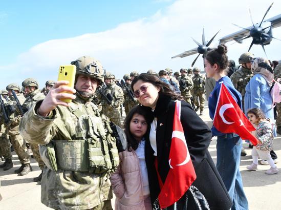 Almanya'da NATO tatbikatına katılacak Mehmetçikleri, aileleri uğurladı